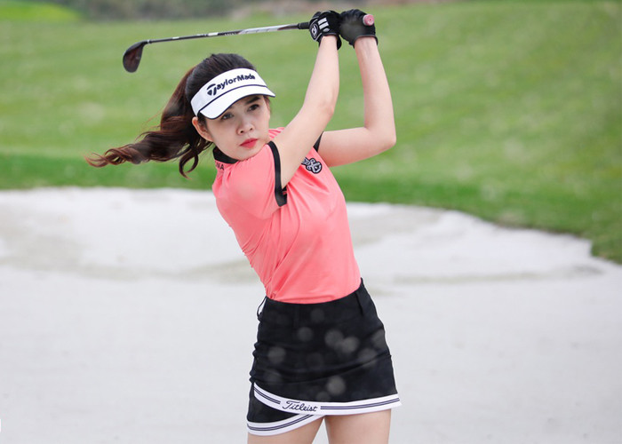 Thu Hoài theo học ĐH Kinh tế. Năm 2009, cô bắt đầu thử sức ở lĩnh vực nghệ thuật khi chương trình khi tham gia Cầu vồng - cuộc thi tìm kiếm diễn viên trẻ tài năng. Kể từ đó, 9X nhận ra đam mê là được đứng trước ống kính.