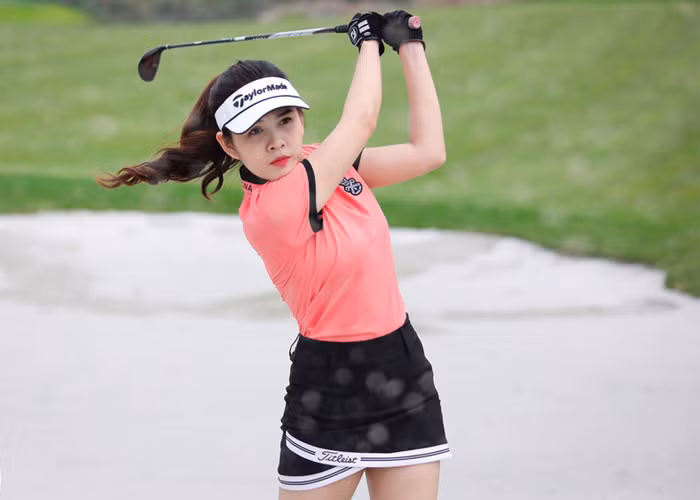 Thu Hoài theo học ĐH Kinh tế. Năm 2009, cô bắt đầu thử sức ở lĩnh vực nghệ thuật khi chương trình khi tham gia Cầu vồng - cuộc thi tìm kiếm diễn viên trẻ tài năng. Kể từ đó, 9X nhận ra đam mê là được đứng trước ống kính.