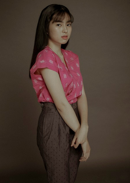 Theo tiết lộ từ "chính chủ" Khánh Vân trên Facebook cá nhân, hình ảnh lấp ló vòng 1 kia thực chất đã được chụp cách đây tận một năm. Cô nàng phải năn nỉ nhiếp ảnh lắm mới được nhá cho một tấm hình.