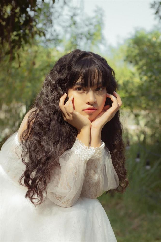 Trên trang cá nhân, Khánh Vân thường xuyên đăng tải những khoảnh khắc gợi cảm khiến fan phải trầm trồ.