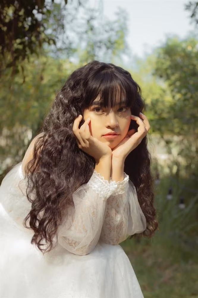 Trên trang cá nhân, Khánh Vân thường xuyên đăng tải những khoảnh khắc gợi cảm khiến fan phải trầm trồ.