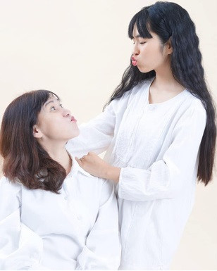 Chứng kiến màn đăng Facebook của mẹ Khánh Vân, nhiều người nhận xét đúng là có một kiểu phụ huynh chỉ lăm le đem con cái ra làm trò cười.