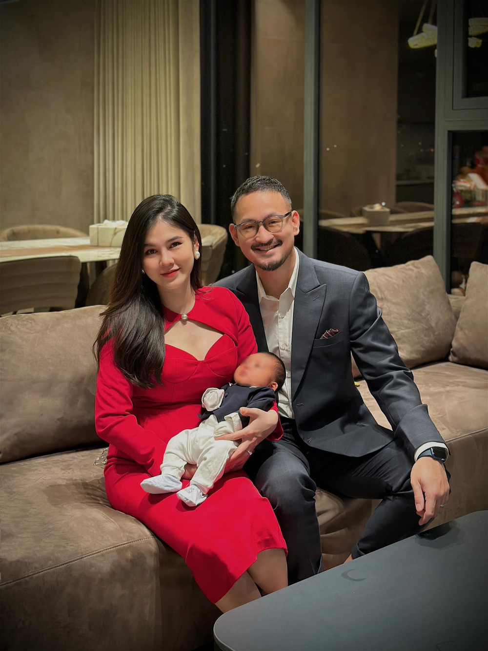 Tuy nhiên, với một bà mẹ bỉm sữa tất bật chăm con, việc sở hữu vóc dáng như vậy đã cực kỳ ấn tượng. Đặc biệt cô nàng còn sở hữu gương mặt mộc đẹp không tì vết với làn da trắng hồng, láng mịn.