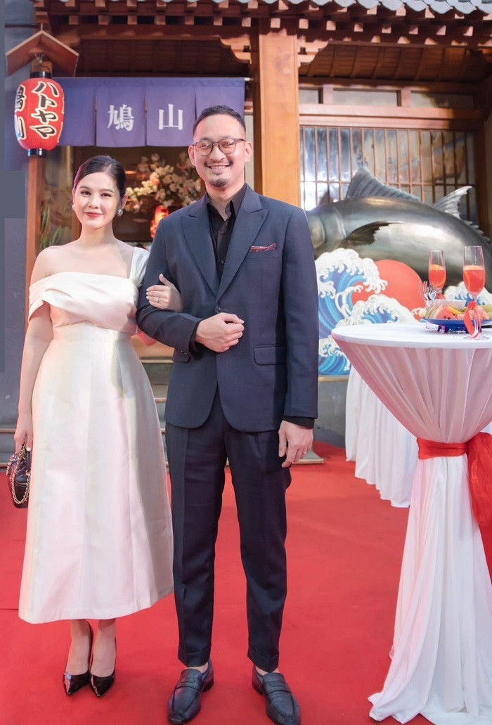 Trên trang cá nhân nữ MC khoe tấm ảnh thời còn con gái với tấm lưng ong quyến rũ, từng được không ít người lấy làm mẫu ảnh để bán hàng.