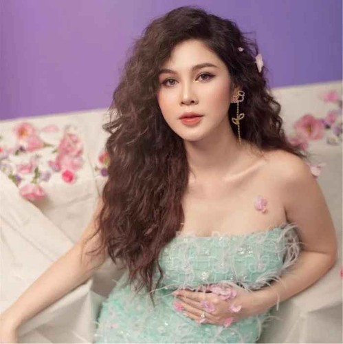 Vũ Thu Hoài cũng khiến nhiều người ngưỡng mộ bởi có một người chồng cực kỳ tâm lý. Mặc dù công việc bận rộn nhưng anh chàng luôn sắp xếp thời gian bên cạnh vợ con.