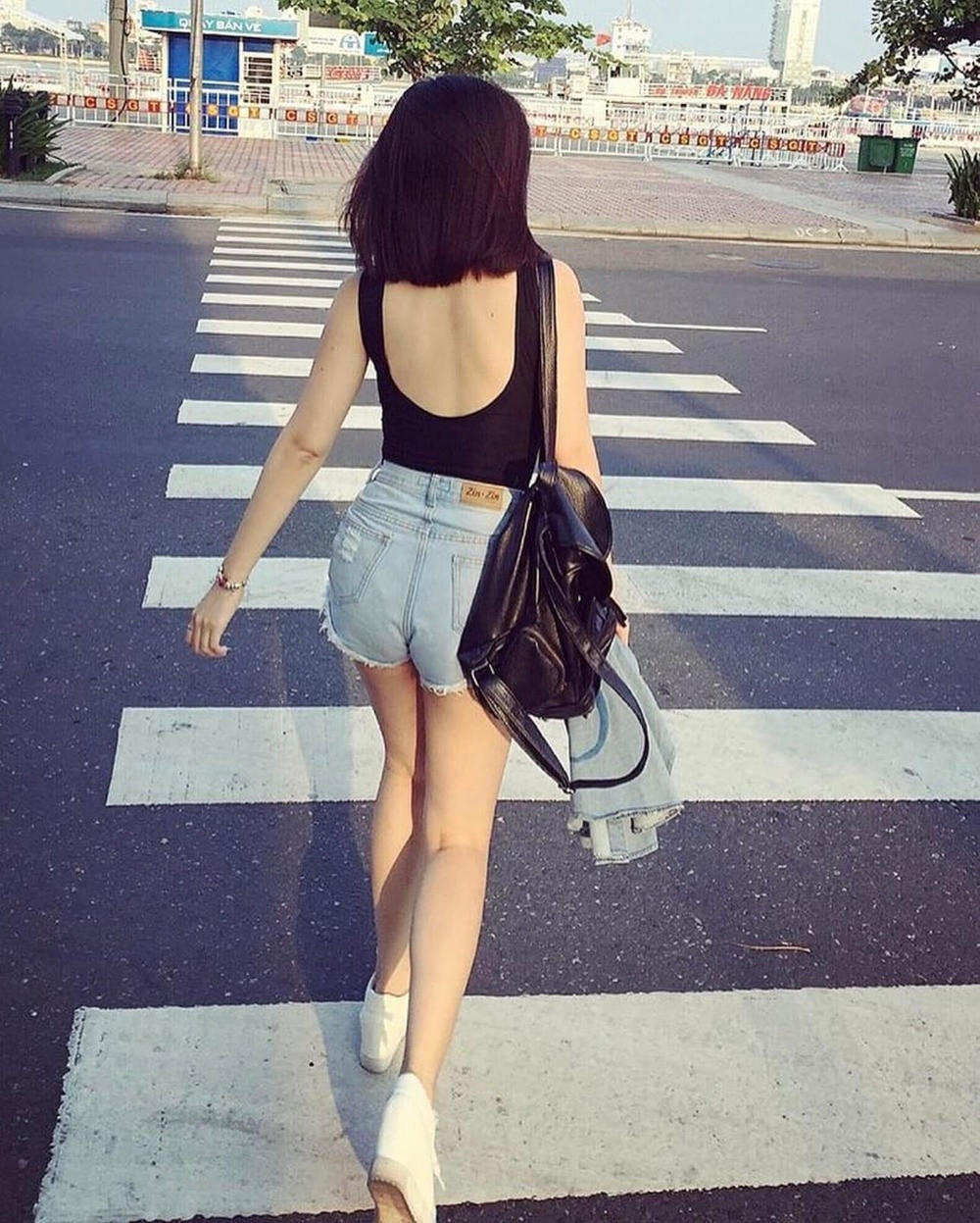 Tuy vậy, nữ MC khẳng định mình vẫn còn nhiều mỡ thừa ở bụng. Chính vì thế, cô thường lựa chọn những thiết kế xòe bồng bềnh hoặc váy suông để che bớt nhược điểm cơ thể.