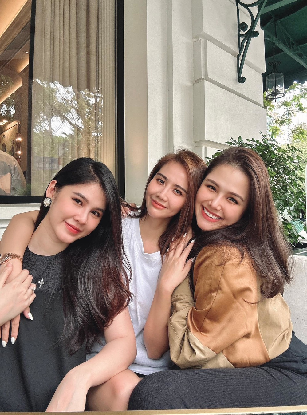 Thu Hoài chỉ còn một chút mỡ thừa ở phần eo và bắp tay. Vì mới sinh con lại nuôi con bằng sữa mẹ nên cô nàng chưa tích cực siết cân hay tập luyện nghiêm khắc. Tin chắc rằng nếu có thời gian đến phòng tập vóc dáng của nữ MC còn thon gọn hơn rất nhiều.