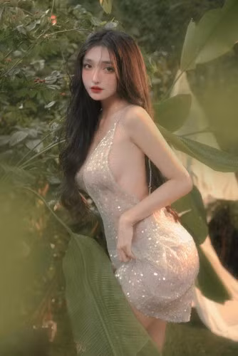 Thông thường khi chụp ảnh, Khánh Linh sẽ lựa chọn góc máy khéo léo, để khoe được vẻ đẹp hình thể. Trong đó, cô nàng thường có xu hướng lựa chọn những bộ cánh làm nổi bật vòng eo thon thả một cách khéo léo.