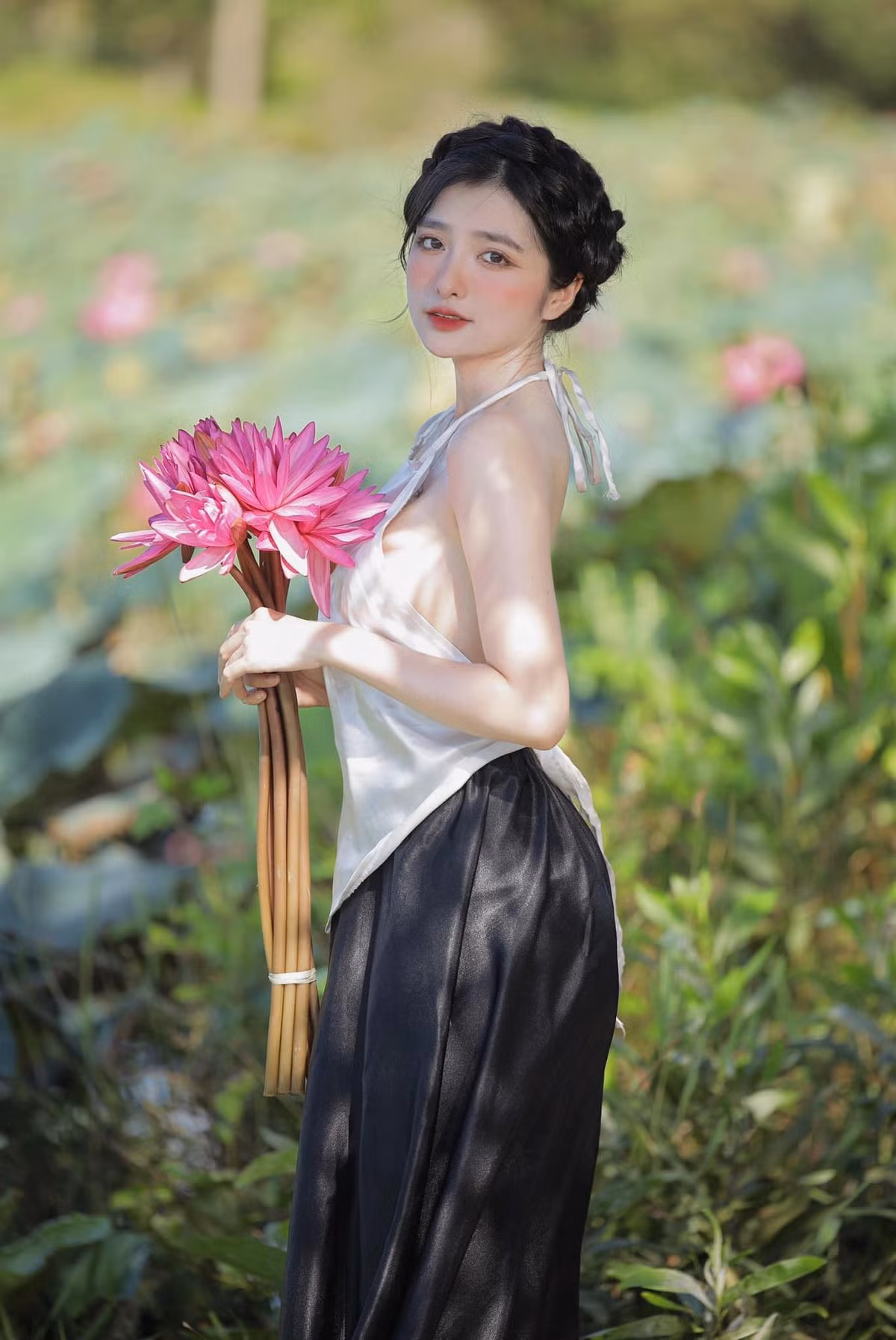 Mới đây, người mẫu ảnh Sài thành Mai Ngọc Khánh Linh đăng tải loạt ảnh diện áo yếm hờ hững, khoe vẻ đẹp chuẩn "liễu yếu đào tơ" bên đầm sen nhận được nhiều lượt yêu thích trên mạng xã hội.