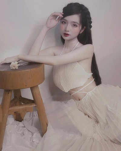 Trong nhiều bức ảnh bị đánh giá là “hư hỏng”, cô gái sinh năm 1999 chỉ nhẹ nhàng đáp trả rằng bản thân là một cô gái theo hình mẫu gợi cảm và cho rằng không phải cứ có “tư tưởng cởi” là hư.