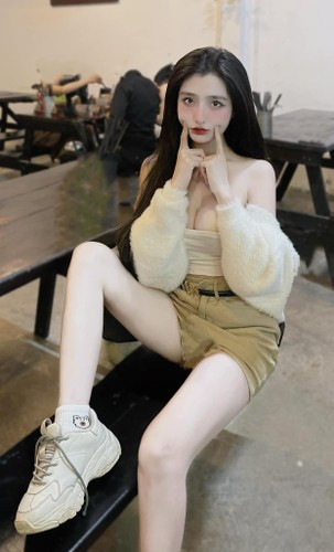 Không ít người cho rằng Khánh Linh sở hữu gương mặt xinh xắn chẳng kém gì búp bê sống.