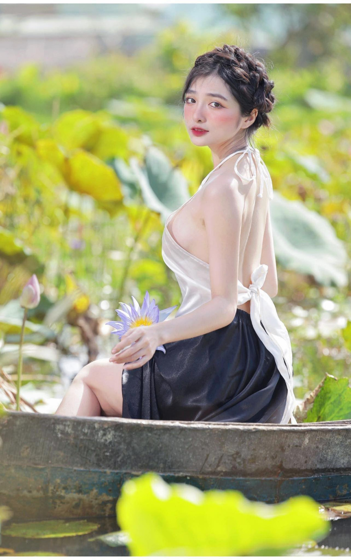 Bộ ảnh của Khánh Linh được nhiều dân mạng khen ngợi vì vừa khoe được nét đẹp hình thể, lại biết cách tiết chế độ hở của trang phục hợp lý.