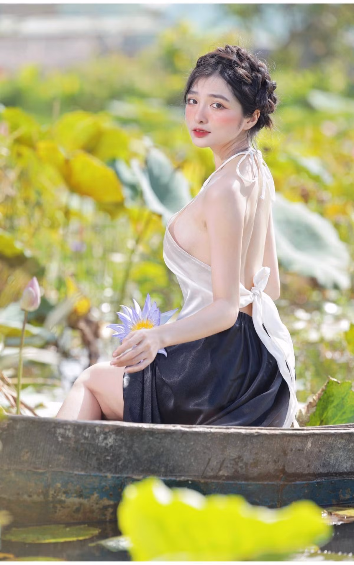 Bộ ảnh của Khánh Linh được nhiều dân mạng khen ngợi vì vừa khoe được nét đẹp hình thể, lại biết cách tiết chế độ hở của trang phục hợp lý.