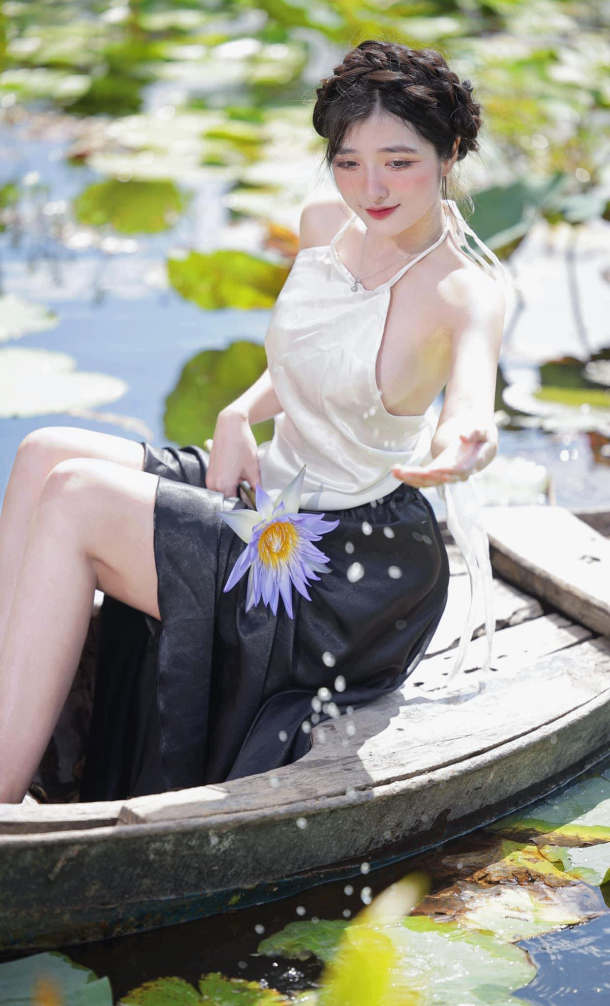 Mai Ngọc Khánh Linh không còn quá xa lạ với người hâm mộ làng gái xinh Việt Nam. Nàng hot girl sinh năm 1999 thu hút sự chú ý của nhiều người vì vẻ ngoài xinh đẹp dịu dàng, vóc dáng chuẩn, mềm mại, thường xuyên chụp những bộ ảnh gợi cảm khiến fan khó lòng rời mắt.