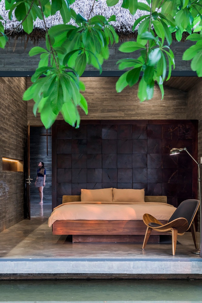 Nội thất được lựa chọn với nguyên liệu chính là gỗ, vừa mang cảm giác mộc mạc nhưng vẫn giữ được vẻ sang trọng.