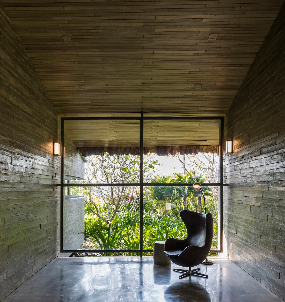 Các kiến trúc sư cũng bố trí thêm nhiều khe đón ánh sáng ban ngày cho các không gian giữa nhà, giúp nhận biết được sự chuyển động của thời gian trong suốt một ngày.