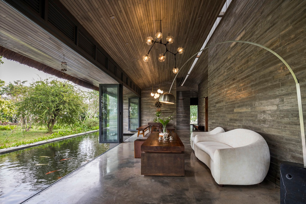 Việc bố trí các khối nhà chia cắt đã tạo ra nhiều góc nhìn đa dạng từ cả bên trong và bên ngoài tòa nhà. Bên cạnh đó, điều này cũng giúp thông gió tự nhiên và ánh sáng ban ngày cho mọi không gian.