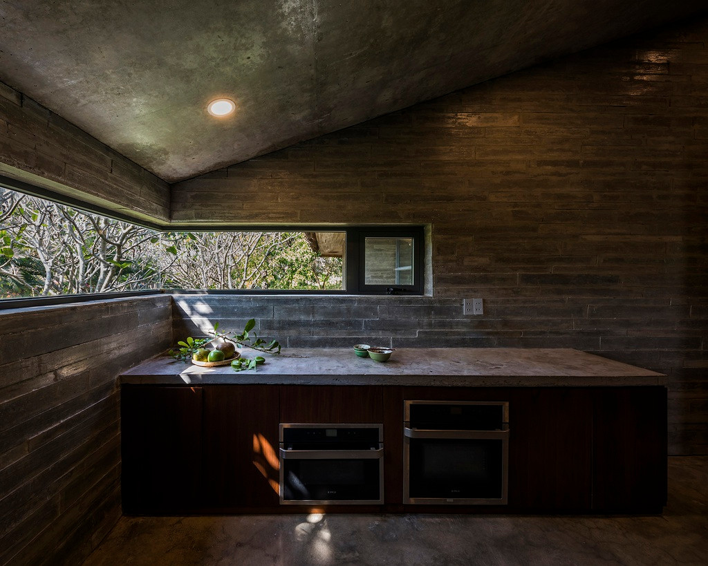 Công trình là tổ hợp của các giải pháp trong kiến trúc giúp chống nóng, thông gió trời, tương phản nhưng vẫn thống nhất giữa màu sắc, vật liệu để đưa thiên nhiên vào cuộc sống hiện đại của con người.