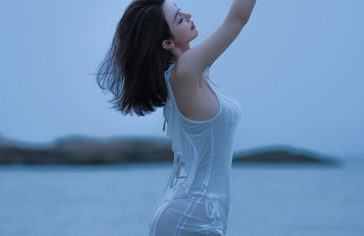 Crissie Lee cho thấy sự khéo léo, tinh tế khi biết cách kết hợp các loại trang phục với nhau, phối cùng nội y đồng màu mang lại hiệu ứng thu hút, bắt mắt.