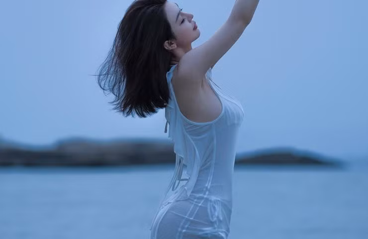 Crissie Lee cho thấy sự khéo léo, tinh tế khi biết cách kết hợp các loại trang phục với nhau, phối cùng nội y đồng màu mang lại hiệu ứng thu hút, bắt mắt.