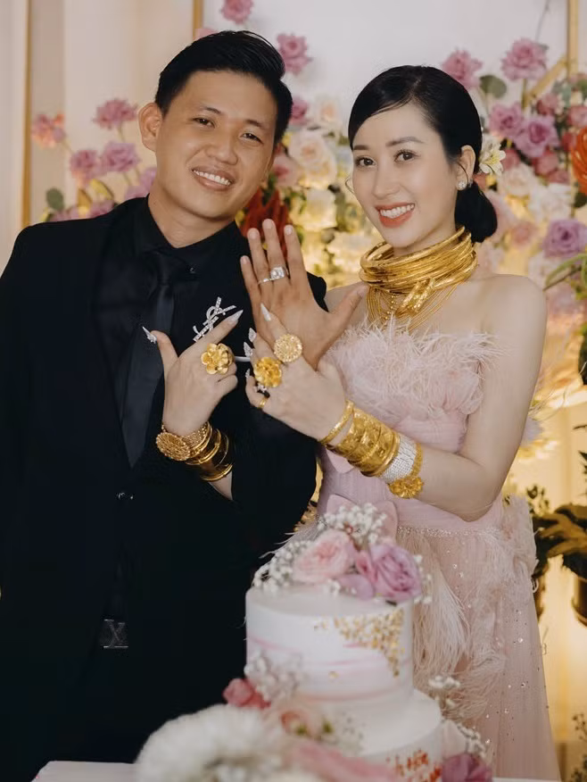 Từ cổ tới tay, cô dâu mang vàng trĩu nặng, dường như chẳng còn chỗ để có thể treo thêm. Nhiều người không khỏi thầm ngưỡng mộ, thậm chí còn đùa: “Lấy chồng quả là gánh nặng”.