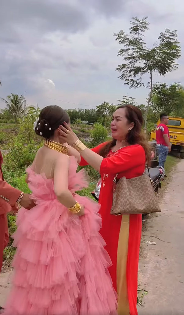 Không riêng mẹ mà người chồng cũng có phần bối rối khi vợ khóc, anh liên tục an ủi, cưng nựng đủ điều.