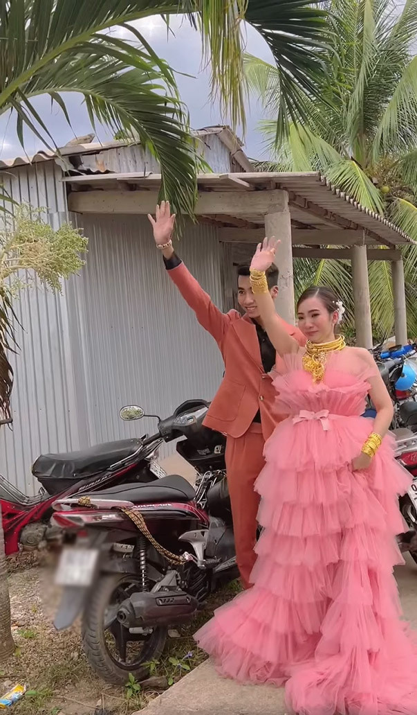 Thấy con gái khóc, mẹ cũng không nỡ lên xe mà chạy lại ôm chặt và an ủi cô. Không chỉ vậy, người mẹ còn tâm lý dặn dò con gái nhiều điều khi ở nhà chồng và mong con rể đối đãi tốt với vợ của mình.