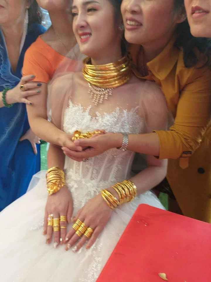 Việc cô dâu được tặng vàng khủng trong ngày cưới không còn quá lạ. Trước đây, cư dân mạng từng chia sẻ về hình ảnh nhiều cô dâu gây sốt vì số lượng vàng, nhẫn, lắc tay mang trên người cực kì nhiều.