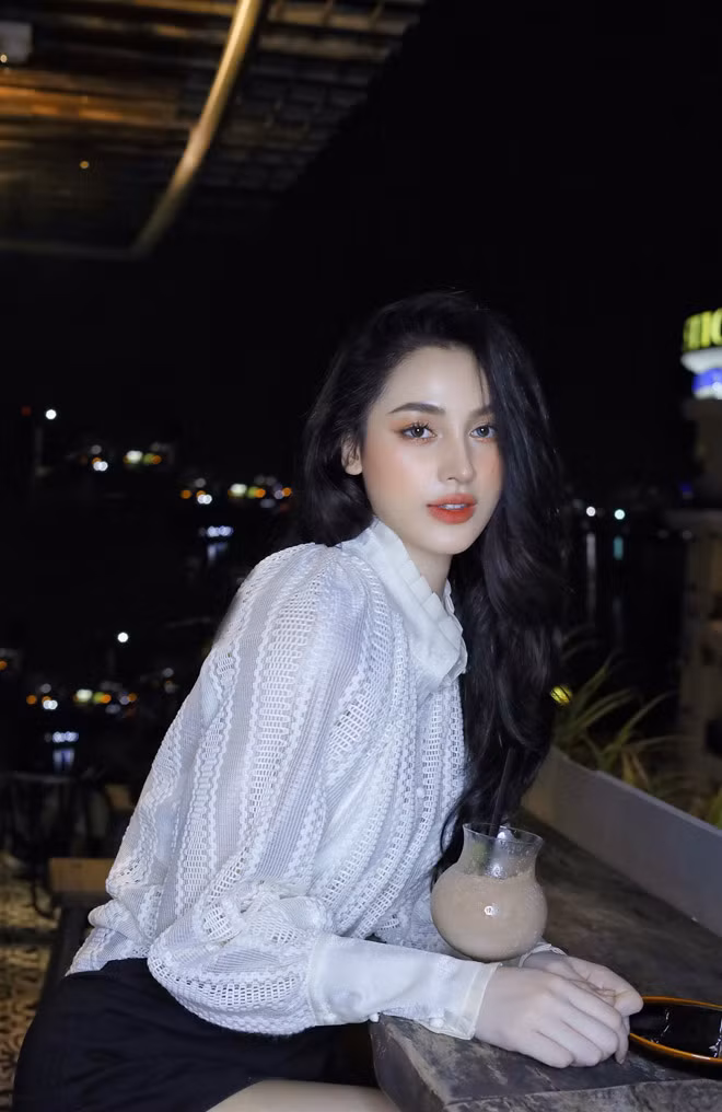 Với đam mê múa từ nhỏ, H Duyên B'krông mơ ước trở thành diễn viên múa chuyên nghiệp. Thi thoảng, hot girl này đảm nhận vai trò làm mẫu ảnh cho các cửa hàng thời trang.