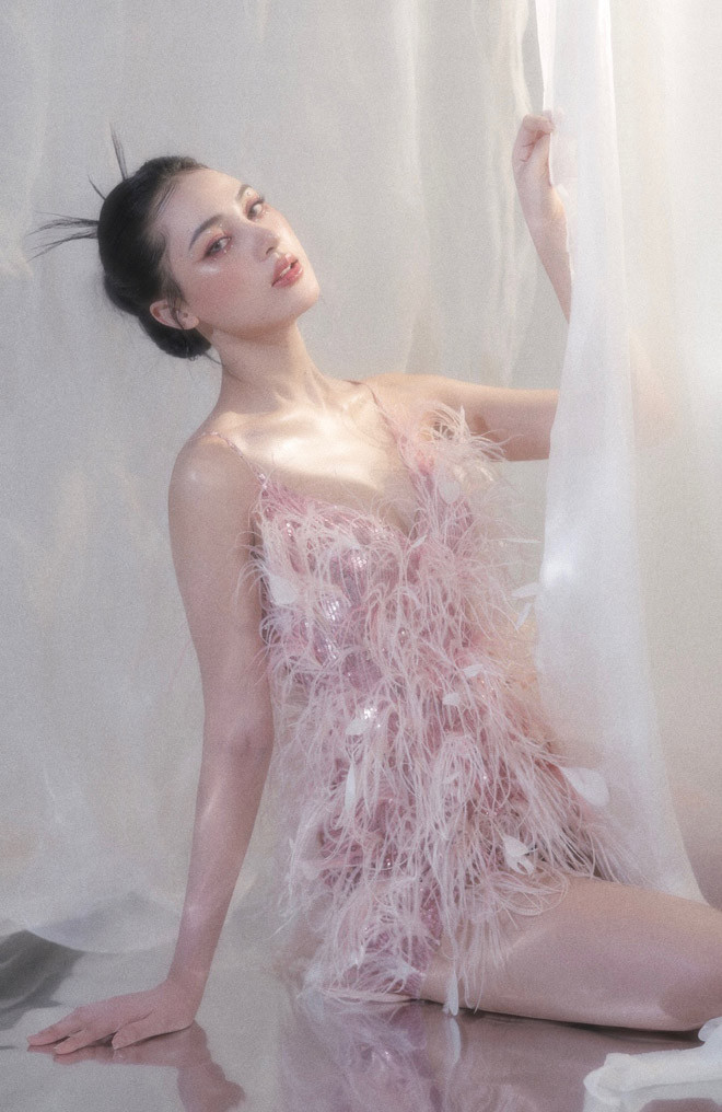 Ngoài ra, "bản sao Việt của Marian Rivera" cũng gây chú ý nhờ sự thông minh trong việc lựa chọn layout makeup khoe triệt để những đường nét nổi bật của mình.