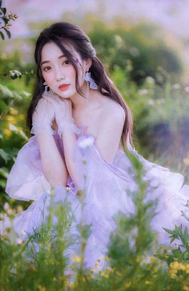 “Khi dạy học trực tiếp cho các em học sinh, mình có nhiều trải nghiệm thú vị, nhận được nhiều tình cảm yêu quý từ phía học trò, phụ huynh và các đồng nghiệp. Tuy nhiên, hoạt động trong mảng giáo dục trực tuyến như hiện tại, mình cũng có nhiều niềm vui đặc biệt. Mình đã và đang nhận được rất nhiều sự yêu mến, ủng hộ của các học sinh trực tuyến trên toàn quốc. Mình hiểu, ở mỗi lĩnh vực khác nhau sẽ có những trải nghiệm khác nhau. Công việc nào cũng đáng trân trọng và là niềm vui của mình”, Tiêu Hạ chia sẻ.