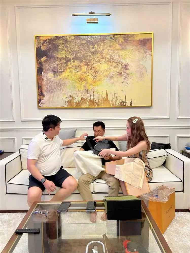 Dù không nói rõ giá thành nhưng chỉ cần nhìn "tấm lòng" của đại gia quận 7, ai cũng biết anh giàu có đến mức độ nào.