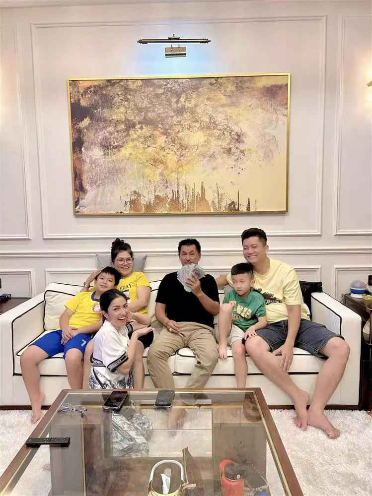 Không kém cạnh anh xã, Di Băng tiết lộ tặng bố áo, giày và loạt phụ kiện đắt đỏ đến từ một thương hiệu đình đám.