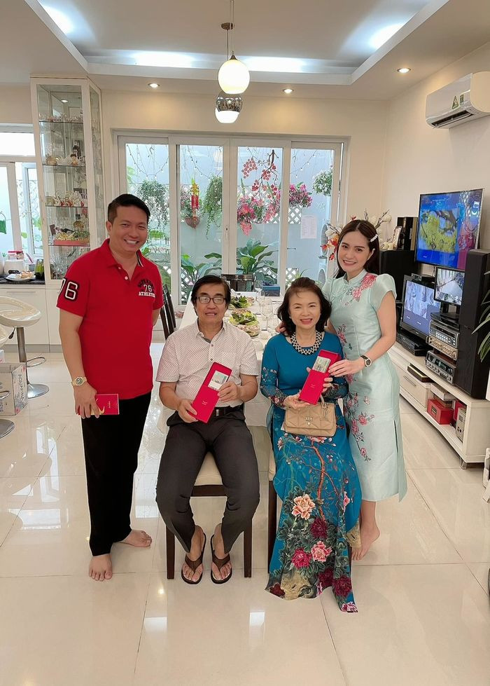 Trước đó, trên Facebook có hơn 1 triệu follower, nữ đại gia quận 7 từng gây chú ý khi chia sẻ số tiền hàng tháng biếu bố mẹ. Theo đó, 50 triệu là số tiền mỗi tháng Đoàn Di Băng chuyển khoản cho đấng sinh thành.