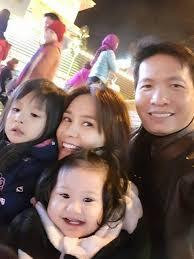 Không chỉ có hiếu với bố mẹ đẻ, Đoàn Di Băng còn rất tốt với nhà chồng. Trong dịp Tết Nguyên Đán 2022, bà xã doanh nhân Nguyễn Quốc Vũ khiến ai nấy cũng trầm trồ khi lì xì bố mẹ chồng cả cọc tiền 500.000 VNĐ.