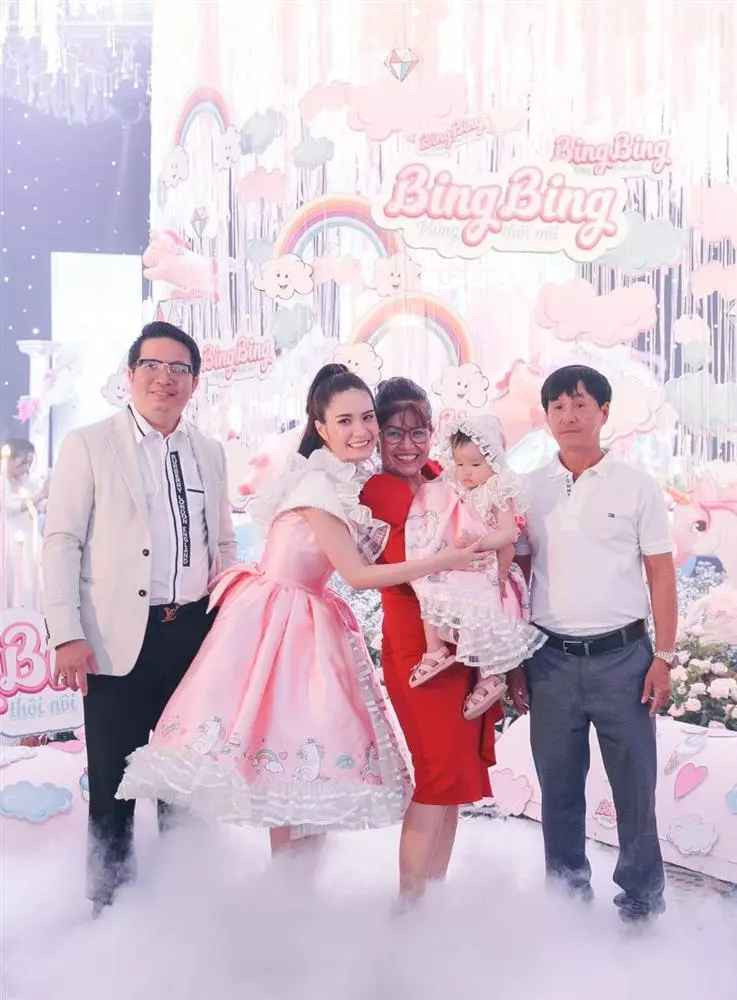 Ngoài biếu tiền bố mẹ hàng tháng, hot mom Sài thành còn tặng phụ huynh căn nhà 300m2. Ngoài ra, cô còn tậu thêm một căn khác kề cạnh để thích thì về làm hàng xóm của bố mẹ cho vui.