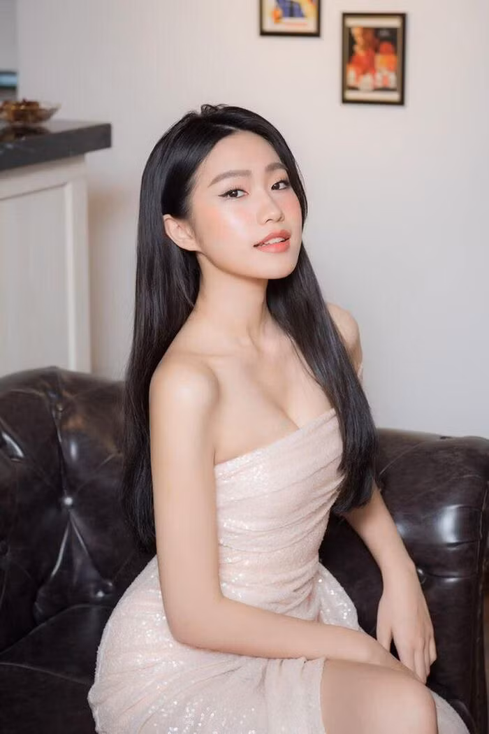 Thay vì im lặng và cho qua, Doãn Hải My lại đáp trả đầy thâm thúy: "Có gì mà phải "nghĩ" nhỉ? 2001 là cũng 20 tuổi rồi em, có còn là trẻ con đâu đúng không?...