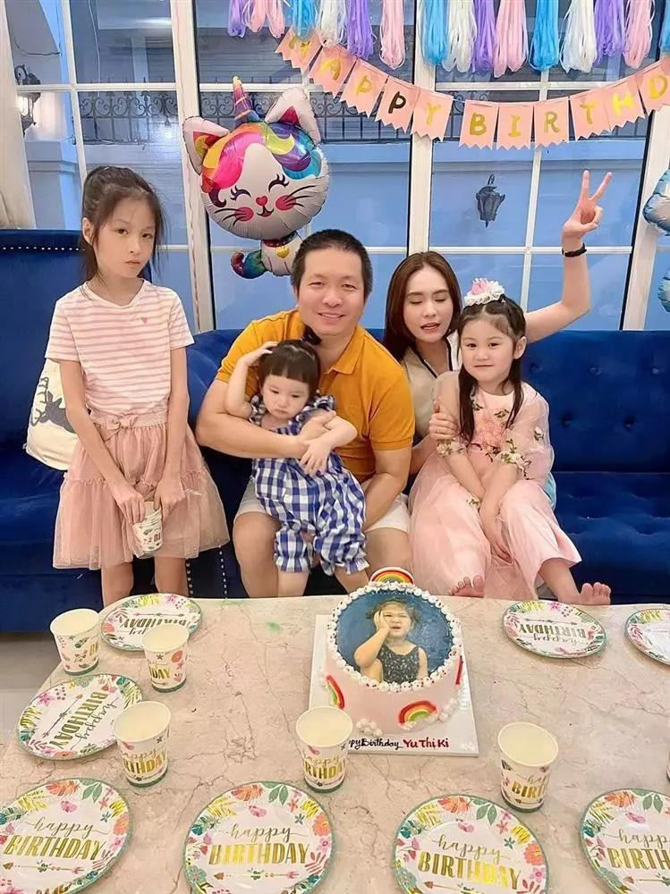 Ban đầu nhiều người còn tưởng nữ đại gia Đoàn Di Băng mới sinh thêm con trai cho anh. Tuy nhiên, vị doanh nhân đính chính đó là cháu họ.