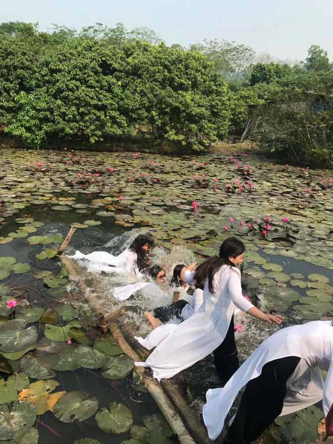 Với sức nặng của 8 cô gái, cây cầu bị gãy vì quá tải.