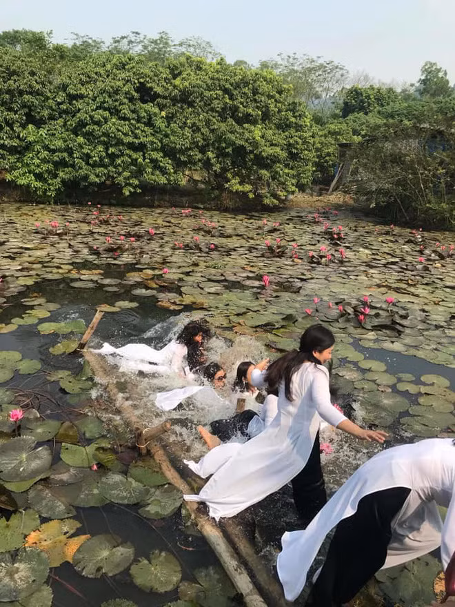 Với sức nặng của 8 cô gái, cây cầu bị gãy vì quá tải.