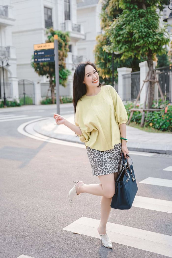 Hình ảnh những chiếc túi hiệu đến từ các thương hiệu đắt đỏ như Chanel, Dior, Louis Vuitton, Hermes…liên tục xuất hiện bên cạnh BTV Hoài Anh từ trong đời thường đến các sự kiện.