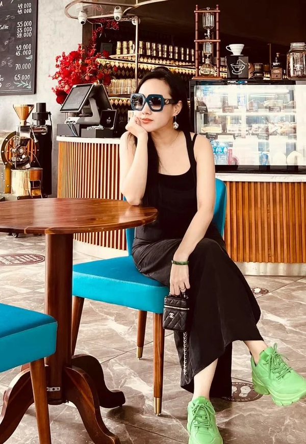 Dễ thấy rằng Chanel là thương hiệu “ruột” của Hoài Anh bởi cô sở hữu rất nhiều túi Chanel thời thượng với đủ màu sắc tới kích cỡ.