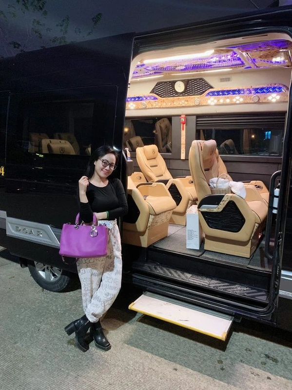 Khi đi sự kiện, nữ BTV thường lựa chọn những chiếc túi nhỏ nhắn. Còn với style công sở khi đi làm, cô ưu tiên chọn những chiếc túi cỡ lớn với thiết kế to bản để đựng được “cả thế giới”.