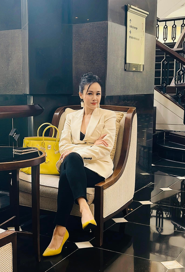 Dù là kiểu dáng nào thì tất cả những chiếc túi lọt vào "mắt xanh" của nữ BTV nổi tiếng đều có giá trị không hề nhỏ. Phần lớn chúng đều là sản phẩm của những nhà mốt “nổi đình nổi đám" trên thế giới, được bán ra với mức giá cao ngất ngưởng.