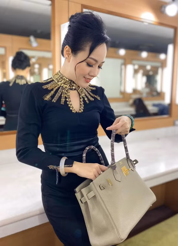 Qua những bức hình mà Hoài Anh đăng tải, có thể thấy nữ BTV thường chọn túi xách có sự đồng điệu với váy đầm đang mặc.