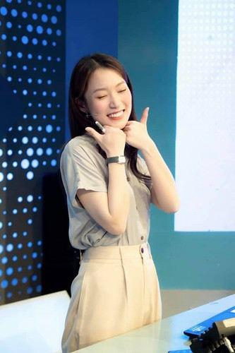 Bởi trước đó, mỗi lần lên sóng, Diệp Chi thường chọn váy hoa nhí hay những chiếc váy có màu sắc sặc sỡ, nổi bật trong khi Khánh Vy chỉ diện quần tây áo sơ mi đơn giản, màu sắc trung tính.