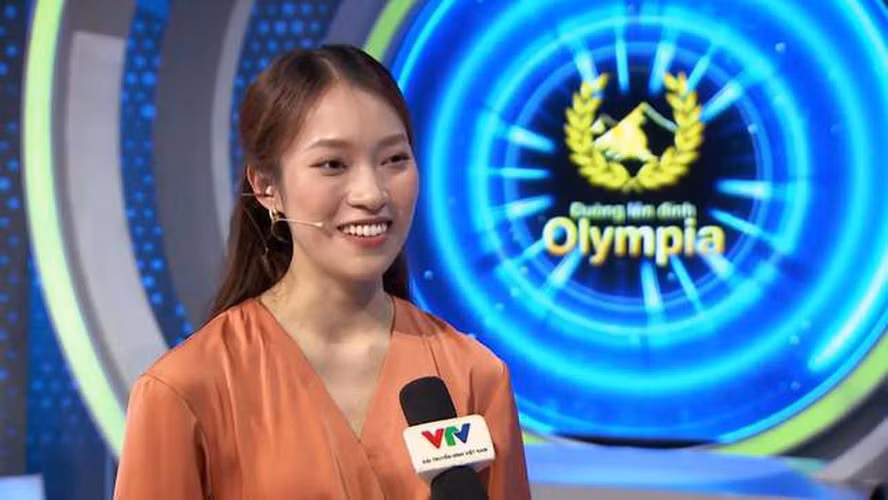 Trong 2 tập gần đây, Khánh Vy đều diện một kiểu quần âu, khi thì kết hợp với áo peplum trắng, khi thì áo sơ mi nâu.