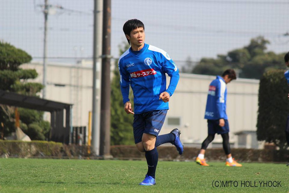 Mito Hollyhock mượn Công Phượng một năm với mức phí 100.000 USD (khoảng 2,2 tỷ đồng). Tuy nhiên, tiền đạo này không được trọng dụng và hòa nhập chậm tại Nhật Bản nên sau 1 năm, anh trở lại Việt Nam.