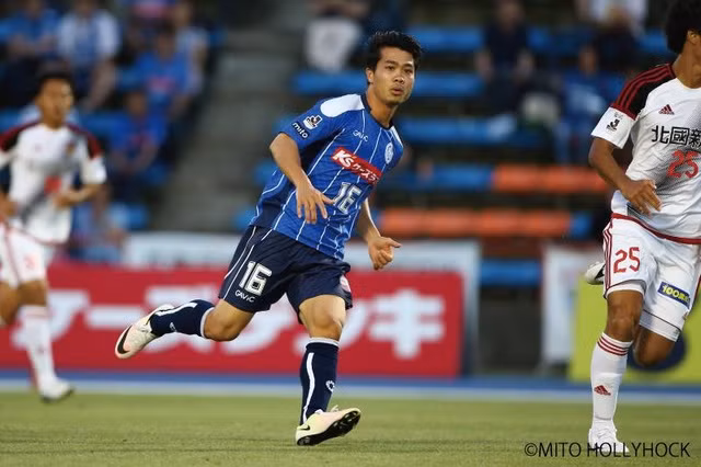 Trước khi sang Bỉ, Công Phượng từng sang Nhật "du học" trong năm 2016. Điểm đến của tiền đạo này là CLB Mito Hollyhock.