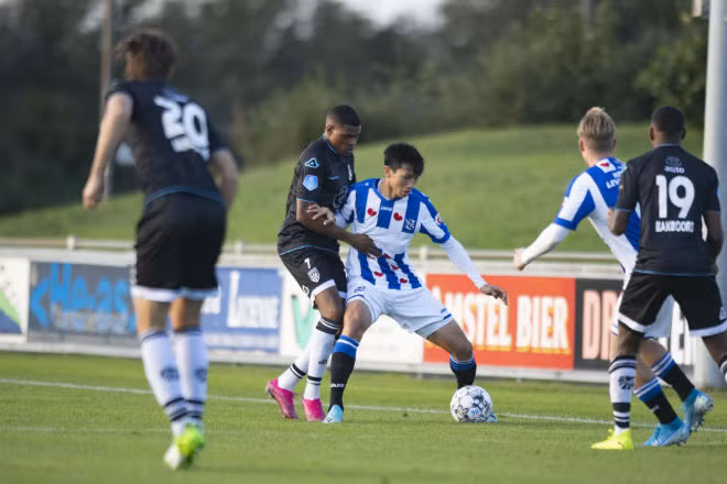 Tuy nhiên, trong một năm khoác áo Heerenveen, Đoàn Văn Hậu có 4 phút ra sân cho đội 1 ở Cúp QG. Còn lại, anh chủ yếu thi đấu cho đội trẻ Jong Heerenveen.